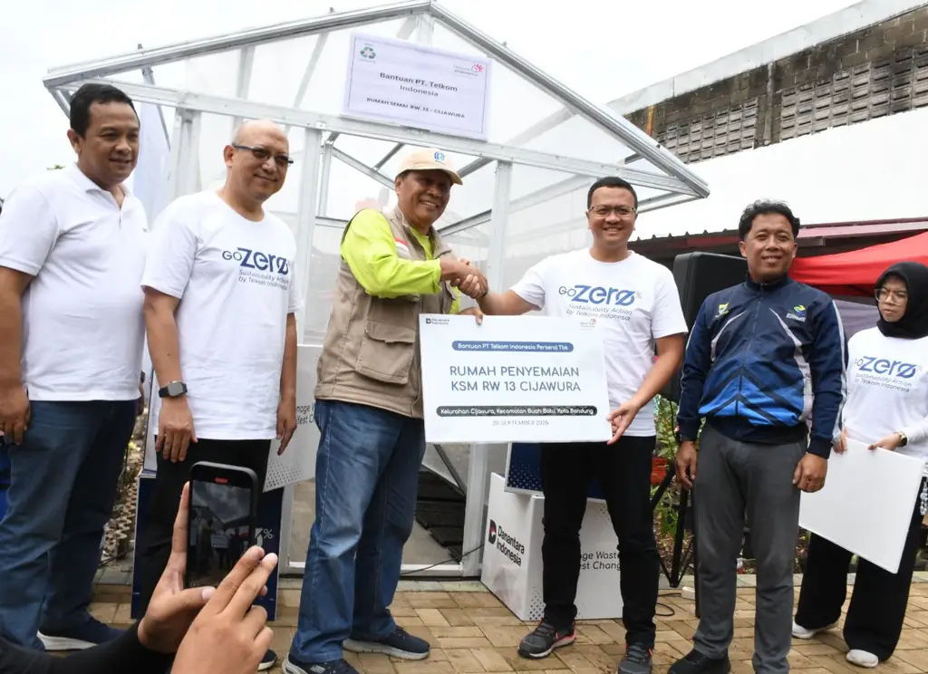 Telkom Dukung Pengelolaan Sampah Desa Cijaura Bandung Lewat Greenhouse & Tempat Sampah Organik